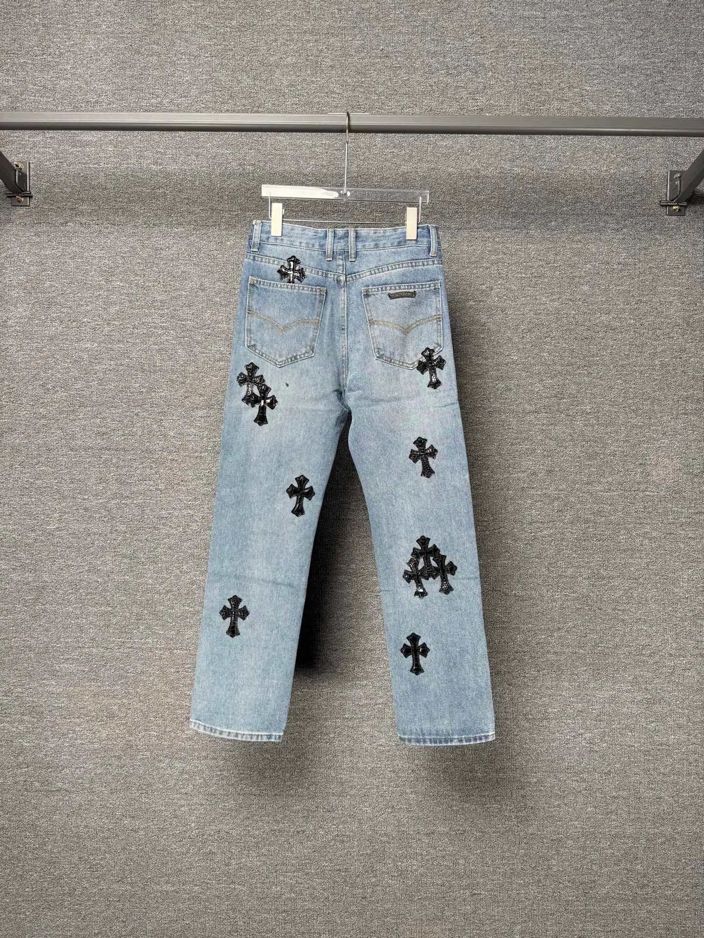 P250 💰 (Top version) Chrome hearts print stitching black leather classic washed jeans, truly restores the ultimate vintage texture, three-dimensional version, loose and comfortable, not picky about the figure, taller and slimmer, factory precision, original factory quality control, same style for men and women, can be matched with couples, versatile recommendation, must-have jeans for all seasons, fashionistas have been disappointed. From the quality selection of fabrics, the tailoring of details, and the matching of patterns, they are all impeccable! The upper body is so handsome when worn...it can be easily worn by men, women and children! The craftsmanship is made of heavy-duty washed pure cotton denim fabric. After washing, it is soft and thick and looks very stylish when worn. Color: blue Size: 28-30-32-34-36 (corresponding to S-M-L-XL-XXL)